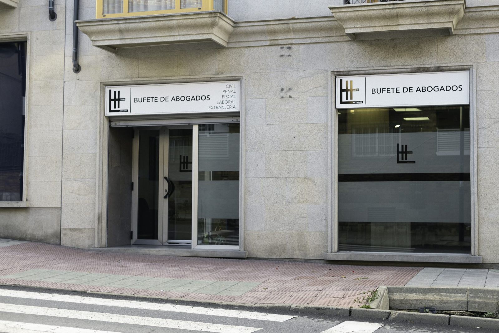 Fachada del despacho a pie de calle en Galapagar