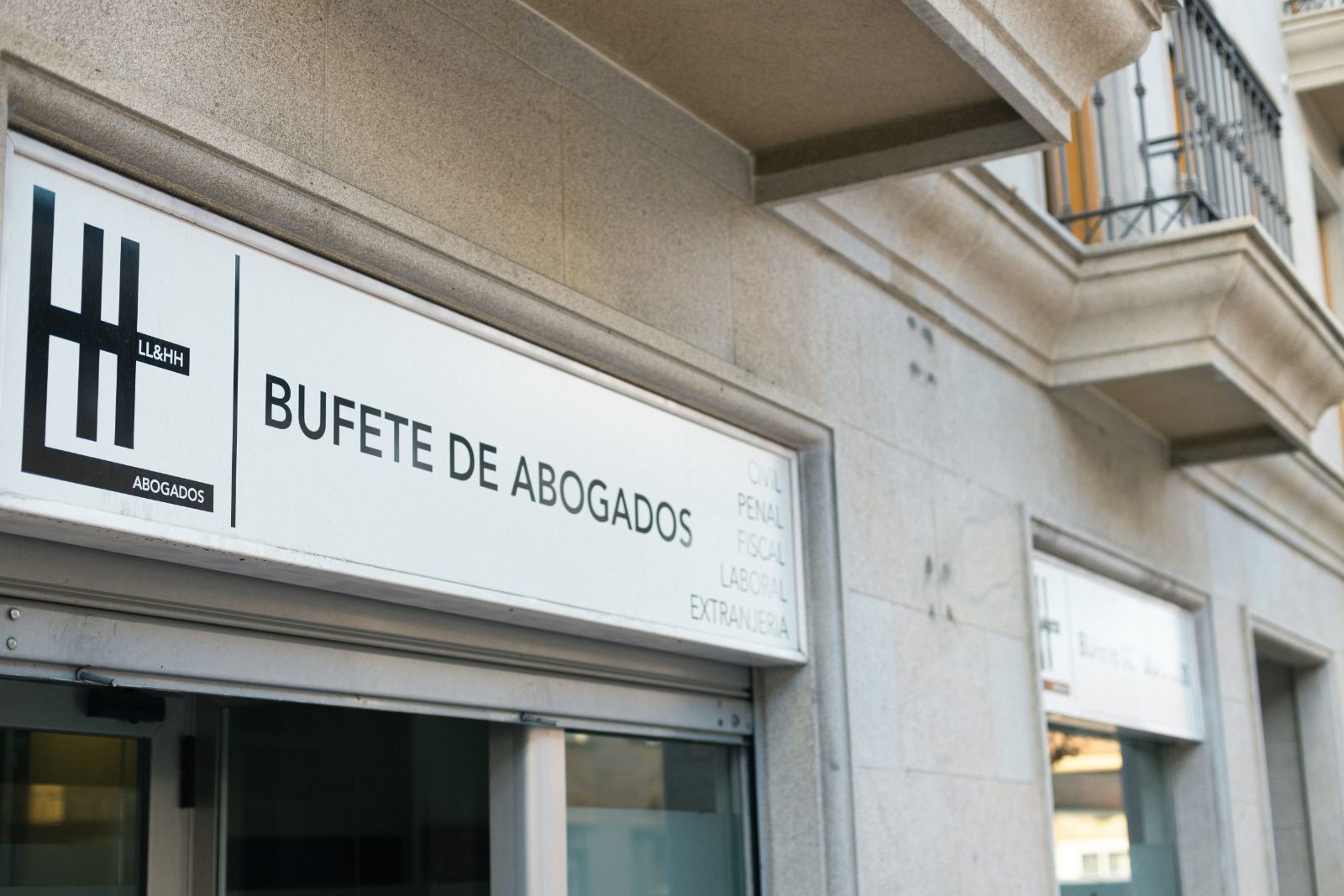 Rótulo de LL&HH Bufete de Abogados en la fachada